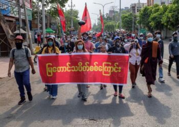 PENUNJUK PERASAAN menyertai demonstrasi membantah rampasan kuasa di Mandalay. - AFP