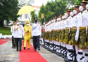 TUANKU Muhriz Ibni Almarhum Tuanku Munawir berkenan mencemar duli memeriksa Kawalan Kehormatan pada Istiadat Perbarisan Kawalan Kehormatan sempena Persidangan Pertama (Perasmian) Penggal Kelima DUN Negeri Sembilan Yang Ke-14 di Seremban hari ini.