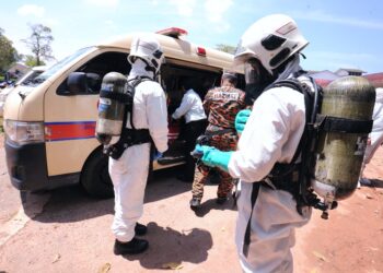 PASUKAN Hazmat melakukan pemeriksaan terhadap sebuah ambulans yang dinaiki empat mangsa dalam kejadian dipercayai kebocoran gas dalam ambulans di Hospital Port Dickson, Negeri Sembilan, hari ini. - UTUSAN/MOHD. SHAHJEHAN MAAMIN