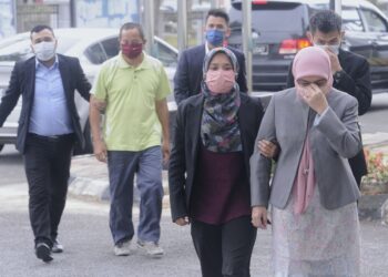 HASLIN Abdul Razak (depan) dan Mohd. Irwan Redzuan (dua, dari kiri) dibawa oleh pegawai SPRM bagi didakwa di Mahkamah Sesyen Seremban hari ini atas pertuduhan mengemukakan tuntutan palsu pada 2016.-UTUSAN/MOHD. SHAHJEHAN MAAMIN