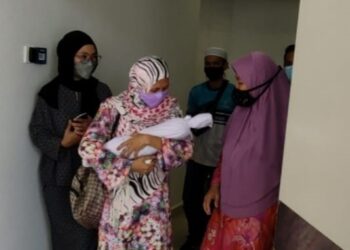 ROHAYA Abu Bakar mendukung jenazah anaknya Nurul Ain Darwisya Hanafiruz di Unit Perubatan Forensik, Hospital Rembau, Rembau, Negeri Sembilan, hari ini.-UTUSAN/NOR AINNA HAMZAH
