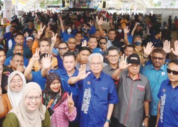 Ismail Sabri Yaakob (tengah) dan Pengerusi NAFAS, Zamri Yaakob bergambar bersama pengunjung yang hadir pada program Jualan Karnival Keluarga Peladang di Laman Kerayong, Bera, Pahang, semalam. – FOTO/SHAIKH AHMAD RAZIF