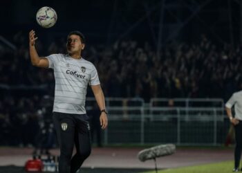 REAKSI Nafuzi Zain ketika mengendalikan perlawanan Terengganu FC menentang Selangor pada separuh akhir pertama Piala Malaysia di Petaling Jaya kelmarin. - UTUSAN/FARIZ RUSADIO