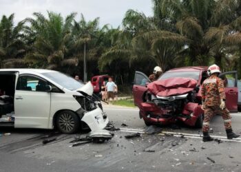 KEMALANGAN yang mengorbankan seorang penumpang kereta Toyota Avanza di Jalan Bikam menghala ke Sungkai dekat Bidor hari ini. - UTUSAN