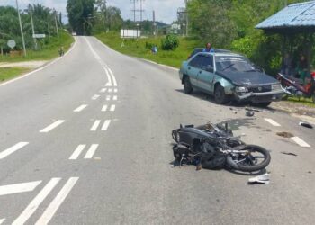 Keadaan motosikal  Hasruleffandy Hasim yang bertembung dengan Proton Iswara menyebabkan mangsa meninggal dunia di Hospital Lipis dalam kemalangan jalan raya di Kilometer 22, Jalan Sungai Koyan ke Kuala Lipis di Lipis, Pahang. - FOTO/IHSAN IPD LIPIS