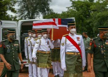 ANGGOTA TDM mengusung jenazah Allahyarham Mohamad Azrin Mohamad Isa pada istiadat pengkebumian di Tanah Perkuburan Islam Kampung Pinang Dalam, Laguna, Sungai Petani, Kedah, hari ini. - UTUSAN/SHAHIR NOORDIN