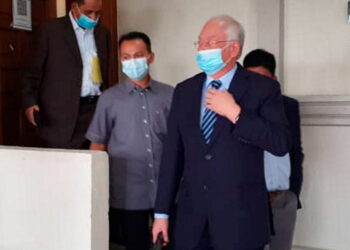 NAJIB Razak ketika keluar dari dewan mahkamah selepas sebutan kes pecah amanah dana kerajaan berjumlah RM6.6 bilion di Mahkamah Tinggi Kuala Lumpur, hari ini.