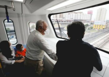 GAMBAR dimuat naik Najib Tun Razak di dalam laman Facebooknya memaparkan beliau (kemeja putih) menaiki tren MRT Corp semalam. - FB NAJIB RAZAK