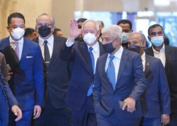 NAJIB Tun Razak (tengah) tiba di lobi Istana Kehakiman bagi rayuan akhir  membabitkan penyelewengan dana RM42 juta milik SRC International Sdn Bhd. - UTUSAN/FARIZ RUSADIO