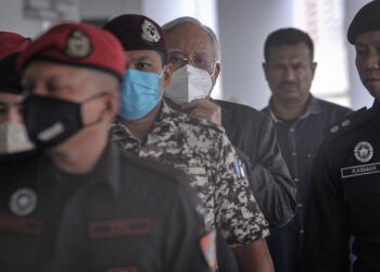 NAJIB Tun Razak ketika dibawa untuk menghadiri perbicaraan kes penyelewengan dana 1MDB di Mahkamah Tinggi Kuala Lumpur hari ini. - UTUSAN/FAIZ ALIFF 