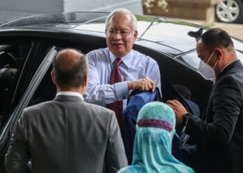 NAJIB Tun Abdul Razak ketika hadir di Mahkamah Kuala Lumpur. - UTUSAN/AFIQ RAZALI