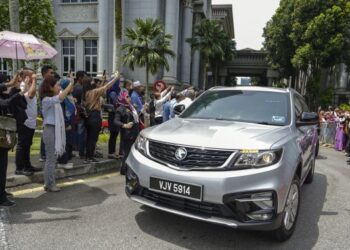 KENDERAAN yang membawa Najib Razak keluar dari Istana Kehakiman, Putrajaya pada 31 Mac lalu selepas gagal dalam permohonannya untuk mendapatkan kebenaran untuk menyemak semula keputusan Mahkamah Persekutuan. - FOTO/FARIZ RUSADIO