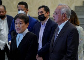 Najib Tun Razak bersama peguamnya, Hisyam Teh Poh Teik di Mahkamah Persekutuan,  Putrajaya, semalam. - UTUSAN/FARIZ RUSADIO