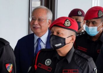 NAJIB Tun Razak hadir diiringi pegawai penjara di Kompleks Mahkamah Kuala Lumpur bagi sambungan prosiding perbicaraan berhubung kes 1Malaysia Development Berhad (1MDB). - UTUSAN/AMIR KHALID 