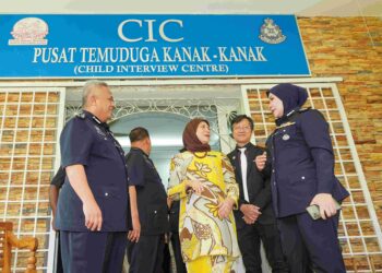 NANCY Shukri (tengah) diiringi Abd. Jalil Hassan (kiri) dan Penolong Pengarah D11 Bukit Aman, ACP Kamsiah Hassan (kanan) ketika lawatan di Pusat Temuduga Kanak-kanak (CIC) di Bukit Aman. - UTUSAN/MUHAMAD IQBAL ROSLI