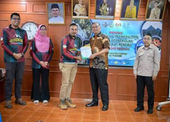 SHAMSUL Anuar Nasarah (dua dari kanan) menyampaikan sijil penyertaan kepada peserta pada Majlis Penutup 'Traning of Trainers' (TOT) Modul Geosekolah peringkat sekolah rendah di Lenggong. - UTUSAN