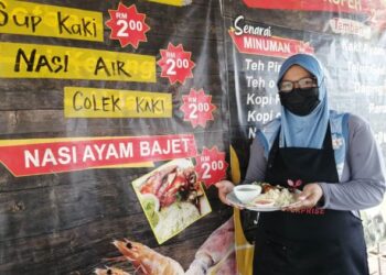 ZAINUN Ibrahim menunjukkan nasi ayam bajet berharga RM2 yang dijual di kedainya di Kampung Menerong, Ajil, Hulu Terengganu, semalam. 
