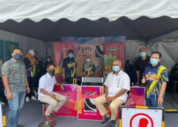 NAZRI Ngah (dua dari kanan, duduk) mewakili Wan Rosdy Wan Ismail dalam lintas langsung bersama Pahang FM Sempena Ekspo Produk Halal di Perkarangan Stadium Tun Abdul Razak (STAR) Jengka di Maran, Pahang. - UTUSAN/SALEHUDIN MAT RASAD