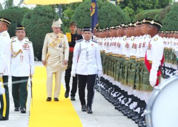 SULTAN Nazrin Muizzuddin Shah memeriksa Kawalan Kehormatan pada Istiadat Penganugerahan Darjah Kebesaran sempena sambutan Ulang Tahun Hari Keputeraan baginda di Istana Iskandariah Kuala Kangsar hari ini. - UTUSAN/MUHAMAD NAZREEN SYAH MUSTHAFA