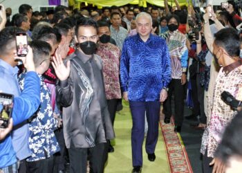 SULTAN Nazrin Muizzuddin Shah berangkat menghadiri Majlis Rumah Terbuka Malaysia Madani peringkat negeri di taman tema air, Lost World Of Tambun (LWOT) di Ipoh hari ini. - UTUSAN/MUHAMAD NAZREEN SYAH MUSTHAFA