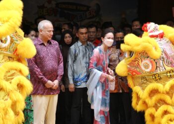 SULTAN Nazrin Muizzuddin Shah dan Tuanku Zara Salim menyaksikan persembahan Tarian Singa pada Majlis Sambutan Tahun Baharu Cina peringkat negeri Perak di LWOT di Ipoh hari ini. - UTUSAN/MUHAMAD NAZREEN SYAH MUSTHAFA