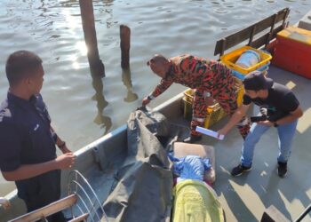 MAYAT nelayan warga emas yang terjatuh selepas bot dinaiki berlanggar dibawa ke Jeti Bagan Panchor, Pantai Remis hari ini. - UTUSAN/IHSAN JBPM