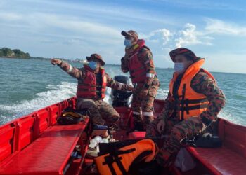 ANGGOTA bomba melaksanakan operasi mencari dan menyelamat bagi mencari seorang nelayan yang hilang ketika memasang jaring berdekatan Pangkalan Jeti Kuala Lukut Kecil, Port Dickson hari ini.- HSAN BOMBA