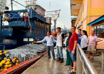 BEBERAPA pengusaha melihat bot dan peralatan mereka yang tersadai sejak empat bulan lalu berikutan ketiadaan pekerja turun ke laut di Kuala Perlis, semalam. - FOTO/ MOHD. HAFIZ ABD. MUTALIB