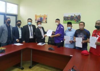 MOHD. Fared Abdul Ghani (empat dari kanan) menunjukkan surat tindakan tatatertib terhadap Timbalan Presiden dan Setiausaha PSBNK di Kota Bharu, Kelantan hari ini.