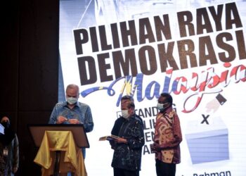 Sultan Nazrin Muizzuddin Shah berkenan mencemar duli melancarkan buku Pilihan Raya Demokrasi Malaysia: Tanding, Pilih, Menang dan Tadbir di Hotel Majestic Kuala Lumpur, semalam. -UTUSAN/FAIZ ALIF AHMAD