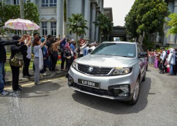 KENDERAAN membawa Najib Tun Razak keluar dari Istana Kehakiman di Putrajaya, semalam. - UTUSAN/FARIZ RUSADIO