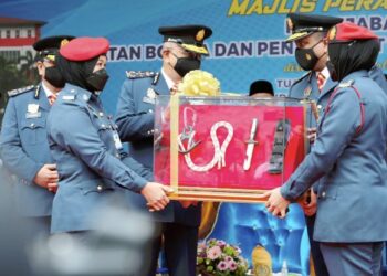 MOHD. ALI Mohd. Rustam (tengah) menerima cenderamata daripada Menteri Perumahan dan Kerajaan Tempatan, Datuk Seri Reezal Merican Naina Merican (kanan) dalam Majlis Perasmian Ibu Pejabat JBPM Melaka di Bukit Katil, Melaka hari ini. - UTUSAN/RASUL AZLI SAMAD