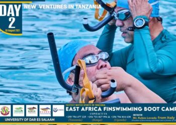 Muhamad Abdullah (kiri) dan Amir Saripudin menjalani latihan finswimming di Universiti Dar Es Salaam, Tanzania, baru-baru ini.