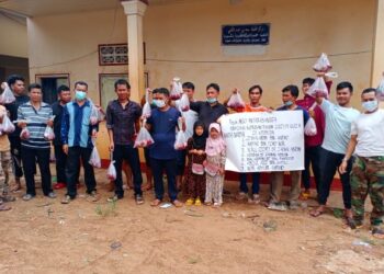 Para penduduk Islam di kampung bersempadan Kemboja dan Vietnam yang menerima daging korban sumbangan rakyat Malaysia anjuran NGO Antarabangsa, hari ini.