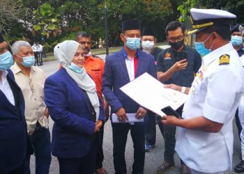 NAZILAH Idris menyerahkan memorandum meminta campur tangan Sultan Selangor kepada Kapten Ahmad Ramli Kardi di Istana Kayangan, Shah Alam, semalam. - UTUSAN/SITI ROHAIZAH ZAINAL