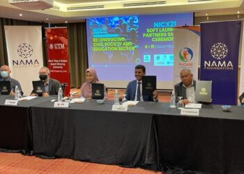 DR. Saleh (dua,kanan) menunjukkan MoU pada Majlis Pra Pelancaran NICX21, di sini hari ini.