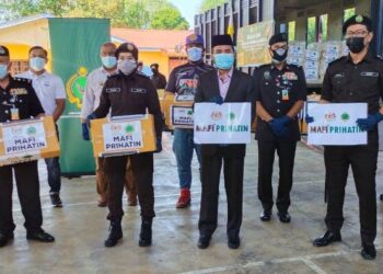 NIK Muhammad Zawawi Salleh (depan, dua kanan) bersama wakil agensi yang menerima serahan bekalan makanan yang dilucut hak oleh Maqis Kelantan di Rantau Panjang, Pasir Mas, hari ini. - FOTO/YATIMIN ABDULLAH