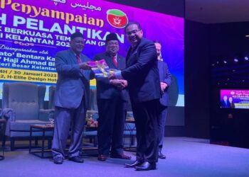 MOHD. Amar Nik Abdullah (kiri) semasa menyampaikan Watikah Pelantikan Ahli Majlis Pihak Berkuasa Tempatan (PBT) Negeri Bagi 2023, di Kota Bharu, Kelantan hari ini. - UTUSAN/ROSMIZAN RESDI