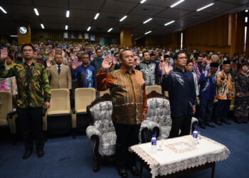 AMINUDDIN Harun (depan) bersama penjawat awam Negeri Sembilan melafazkan ikrar Rukun Negara pada Perhimpunan Pentadbiran Kerajaan Negeri Sembilan Tahun 2023 di Dewan Theatrette, Wisma Negeri, Seremban hari ini.