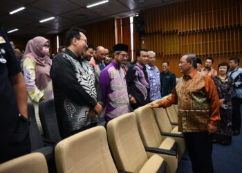 AMINUDDIN Harun beramah mesra dengan ketua-ketua jabatan yang hadir pada Perhimpunan Pentadbiran Kerajaan Negeri Sembilan Tahun 2023 di Dewan Theatrette, Wisma Negeri, Seremban hari ini.