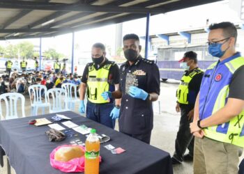 WAN MOHD. ZAHARI Wan Busu (tengah) menunjukkan hasil rampasan yang dilakukan dalam serbuan Ops Sarang Khas-Jihad Dadah, di Ibu Pejabat Polis Daerah Kuantan, di Kuantan, Pahang. - UTUSAN/SHAIKH AHMAD RAZIF