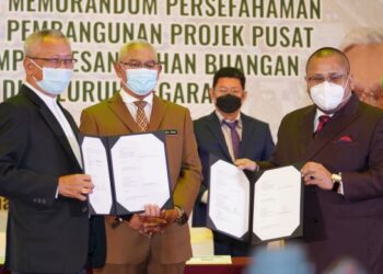 MOHD. Najib Mohd. Noor (kanan) menukar dokumen perjanjian persefahaman bersama Ahli Lembaga Koperasi Perkhidmatan Setia Berhad (Kosetia), Ahmat Murtza Salleh (kiri) disaksikan Noh Omar (dua kiri) pada Majlis Menandatangani Memorandum Persefahaman (MOU) bagi Usahasama Pembangunan Projek Pusat Pengumpulan dan Pemprosesan Bahan Buangan Kelapa Sawit di Seluruh Negara.