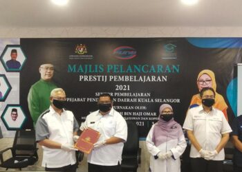 NOH OMAR menyampaikan sijil pencapaian kepada guru terbaik dalam sekolah di Kuala Selangor yang melaksanakan Program Prestij Pembelajaran bagi sekolah dalam daerah berkenaan di PPD Kuala Selangor, Selangor hari ini.