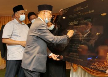 NOH Gadut menandatangani plak perasmian pembukaan aplikasi Odajee dan Tabung Wakaf Johor di Bandar Baru Uda, Johor Bahru. - UTUSAN/BAAZLAN IBRAHIM