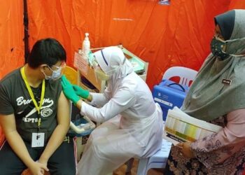 NOOR AZIMI Yunus (kanan) membuat tinjauan pelaksanaan vaksinasi Covid-19 kepada remaja yang bermula hari ini di PPV Wisma Belia Indera Mahkota, Kuantan, Pahang. - FOTO/DIANA SURYA ABD. WAHAB