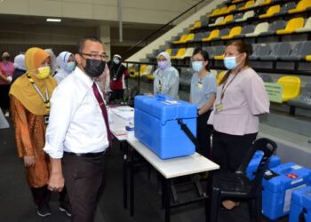 NOOR Azmi Ghazali (kiri) meninjau PPV di Stadium Indera Mulia di Ipoh hari ini. - FOTO/ZULFACHRI ZULKIFLI