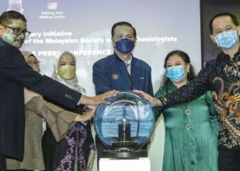 DR. NOOR Hisham Abdullah (tiga dari kanan) bersama Ketua Pegawai Eksekutif Pusat Perubatan Subang Jaya (SJMC), Bryan Lin (kanan) melakukan gimik pelancaran Sambutan Ulang Tahun Ke-60 Persatuan Pakar Bius dan Pembedahan Global Malaysia di SJMC, Subang Jaya, Selangor, hari ini. Turut sama, Presiden Persatuan Pakar Bius Malaysia (MSA), Prof Dr Ina Ismiarti Shariffudin (tiga dari kiri). - FOTO/FARIZ RUSADIO