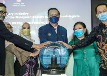 DR Noor Hisham Abdullah (tiga kanan) bersama Ketua Pegawai Eksekutif Pusat Perubatan Subang Jaya (SJMC), Bryan Lin (kanan) melakukan gimik pelancaran sambutan ulang tahun ke-60 Persatuan Pakar Bius dan Pembedahan Global Malaysia di SJMC di Subang Jaya hari ini. -UTUSAN/FARIZ RUSADIO