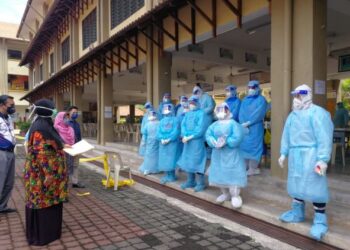 NOR Azimi Yunus (dua dari kiri) mendengar taklimat pegawai kesihatan di pusat saringan bersasar Covid-19 Sekolah Kebangsaan Gong Pasir di Dungun, Terengganu, hari ini. - FOTO/NIK NUR IZZATUL HAZWANI NIK ADNAN