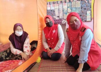 NORAINI Ahmad (kanan) melawat mangsa banjir di PPS SK Changkat Lobak di Bagan Serai hari ini. - UTUSAN/WAT KAMAL ABAS